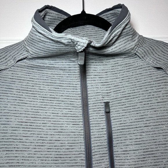 Lululemon Men’s Surge 1/2 Zip Long Sleeve Shirt- Gray Striped/ Size Small - Picture 3 of 6